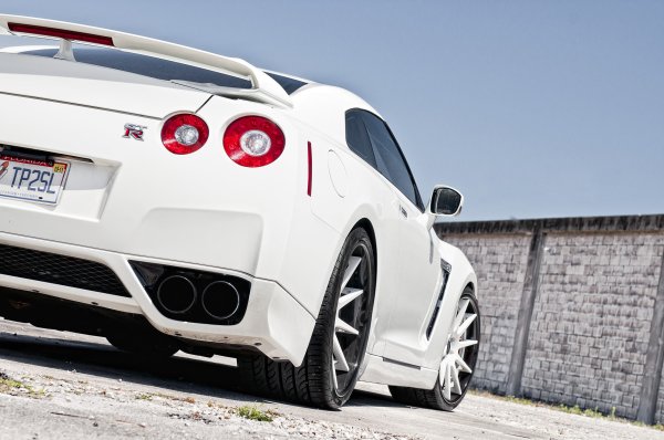 Nissan GTR 35 White