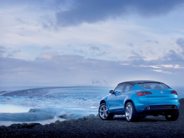 Автомобиль на фоне моря