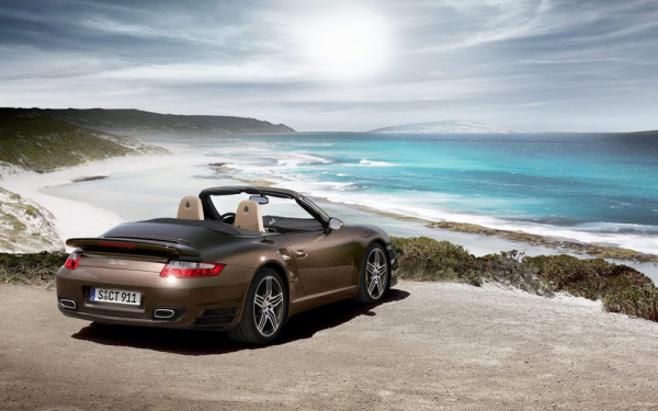 Автомобиль на берегу моря