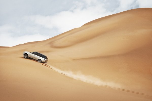 Рендж Ровер в пустыне