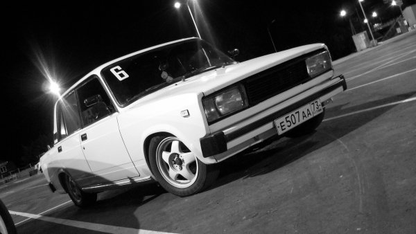 Lada 2105 ярко белая