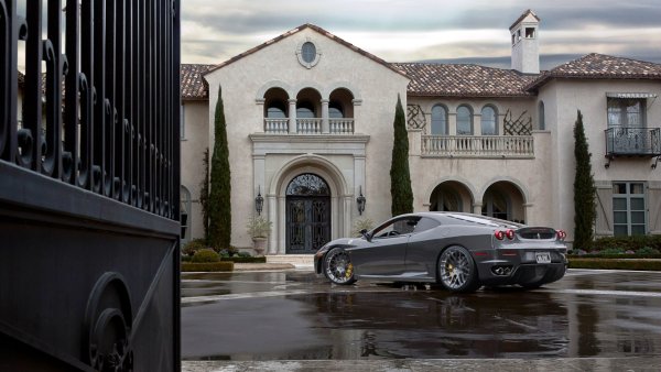 Дорогой особняк с машиной