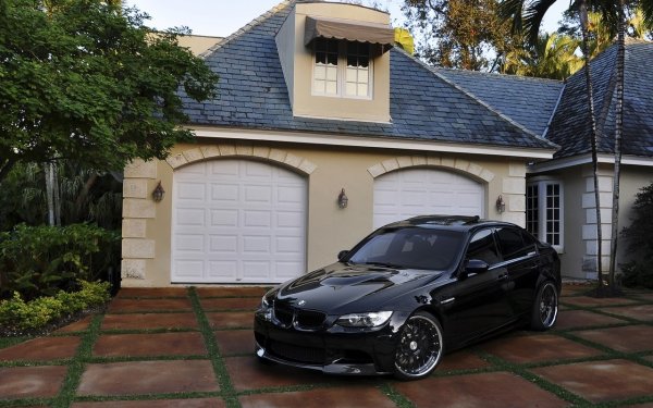 Коттедж с машиной