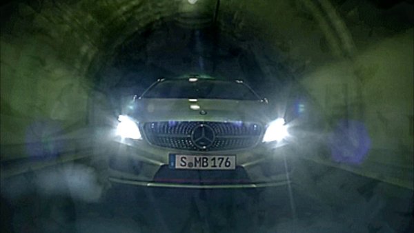Автомобиль с мигающими фарами