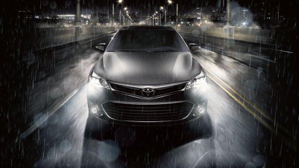 Тойота на темном фоне