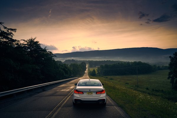 Машина едет по дороге