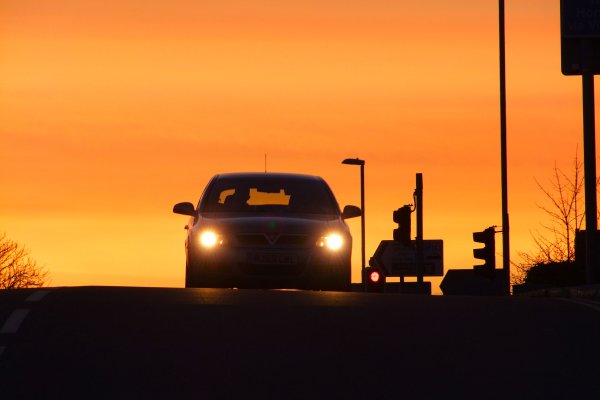 Машина уезжает в закат