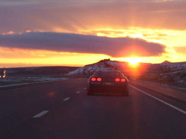 Машина уезжает в закат