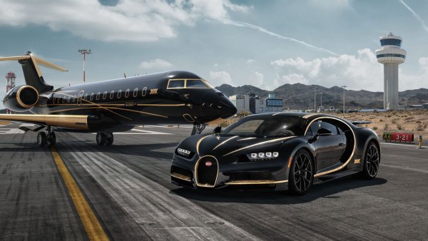 Bugatti Chiron чёрно Золотая