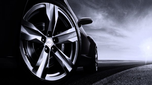 Колесо на черном фоне