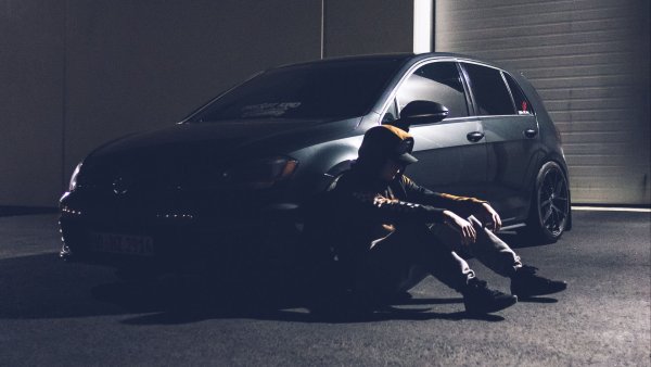 Пацан на машине грустный