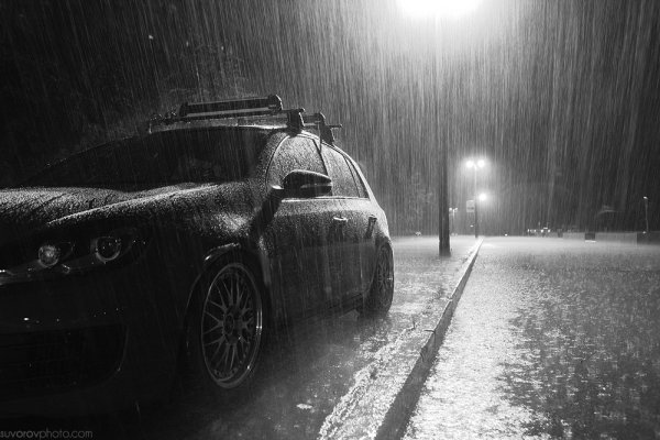 Машина под дождем