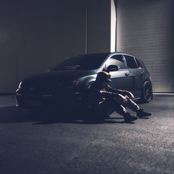 Одинокий парень с Мерседесом