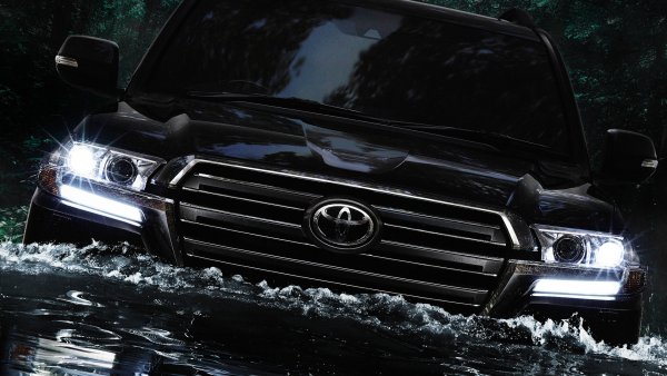 Тойота ленд Крузер 200 на черном фоне