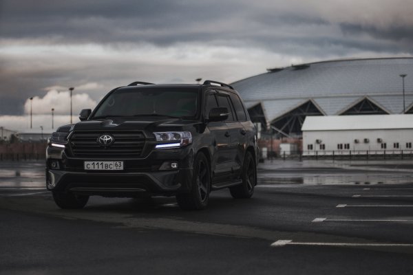 Toyota Land Cruiser 200 черный