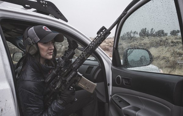 Девушка с оружием в машине