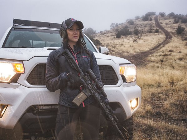 Девушка с оружием в машине