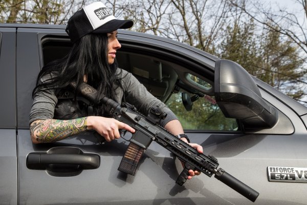 Красивая девушка с автоматом