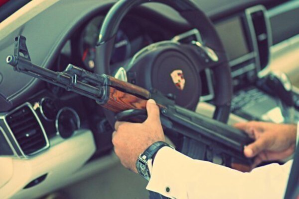 Стреляет из машины