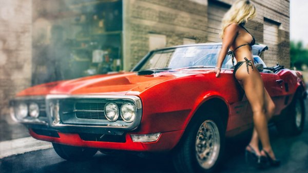 Девушка в машине