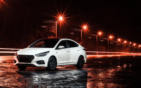 Белый Солярис ночью