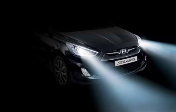 Hyundai Solaris на черном фоне