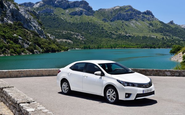 Тойота Королла 2018 белая