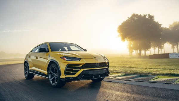 Lamborghini Urus желтый
