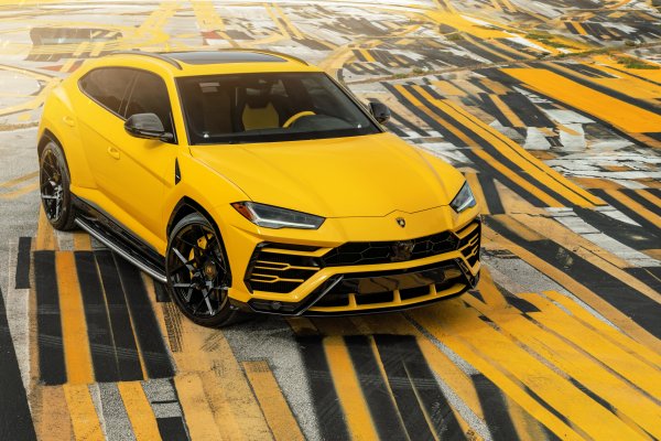 Lamborghini Urus желтый
