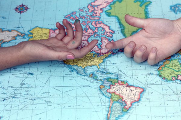 Карта мира в руках