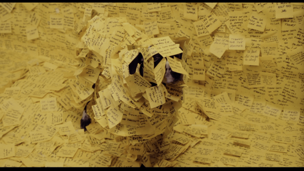 Брюс Всемогущий комната в стикерах