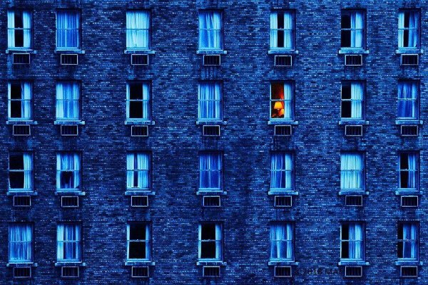 Многоэтажный дом ночью