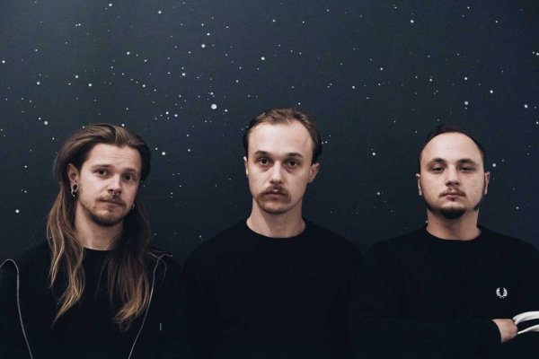 Солист группы молчат дома