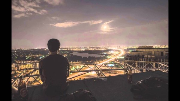 Парень на крыше ночью