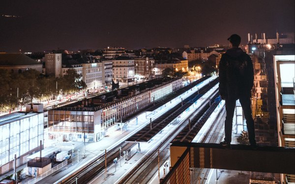 Парень на краю крыши