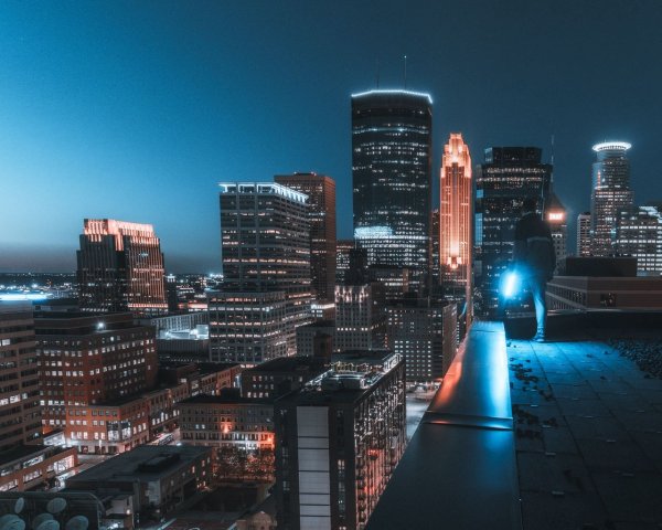 Ночной город на крыше без людей