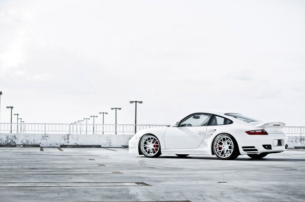 Порше 911 на парковке