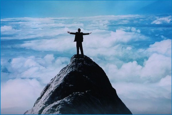 Человек на вершине горы