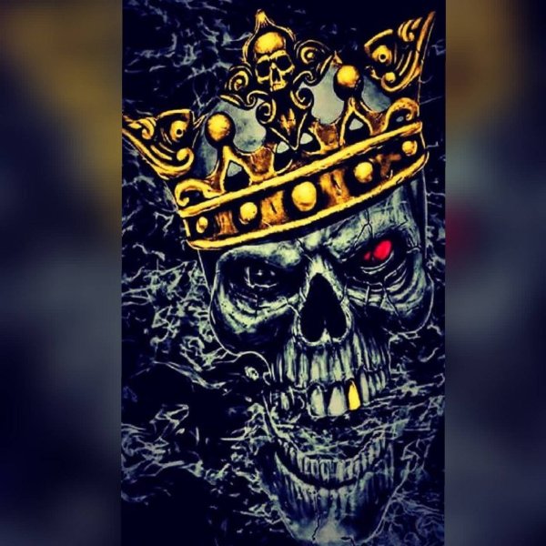 Череп с короной на черном фоне