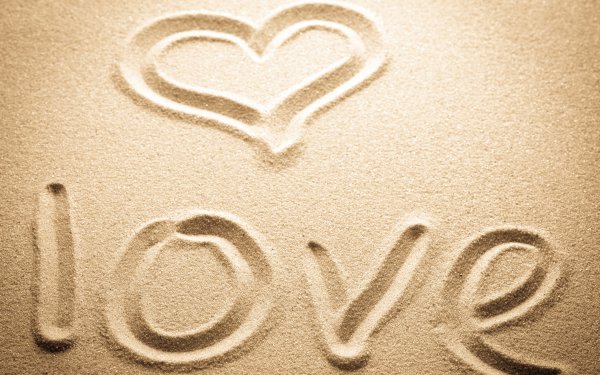 Надпись на песке Love