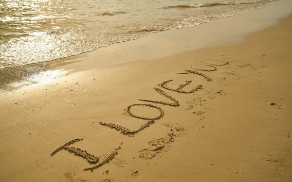 Надпись на песке счастье