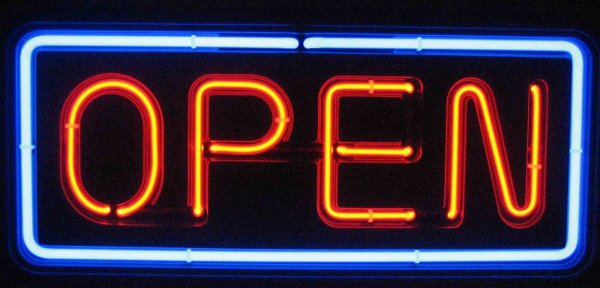 Неоновая вывеска open