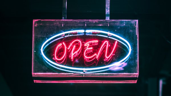 Вывеска открыто неон