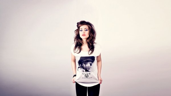 Девушка в белой футболке