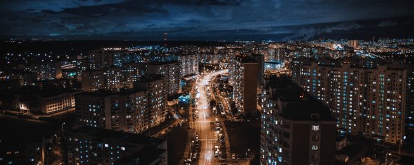 Крыша многоэтажного дома ночью Россия