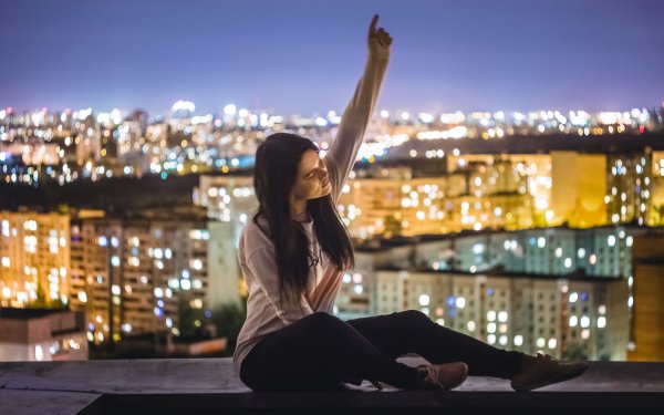 Девушка в ночном городе