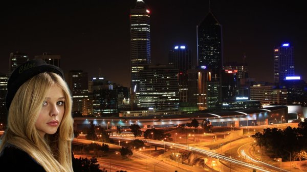 Девушка в ночном городе