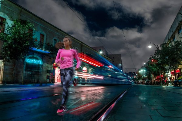 Девушка бежит по городу