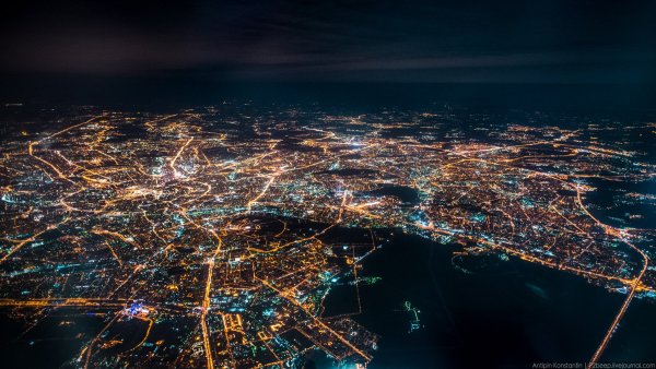 Санкт-Петербург с высоты птичьего полета ночью