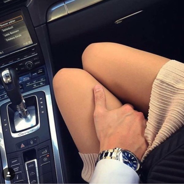 Мужская рука на ноге